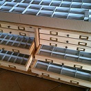 Set Schaukästen mit Boxen in einem Holzschrank, Foto von Piotr Naskrecki